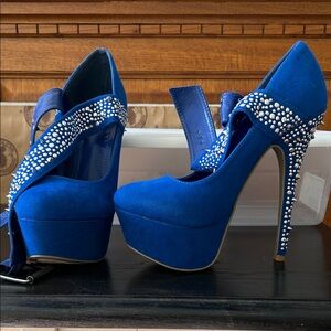 Elegant Blue Stiletto Heels with Rhinestone Detailing